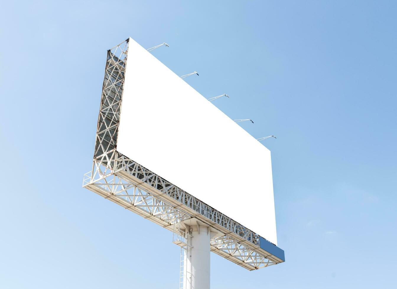 Pole draussen Plakatwand mit Blau Himmel Hintergrund. Ausschnitt Pfad zum Attrappe, Lehrmodell, Simulation Weiß Bildschirm foto