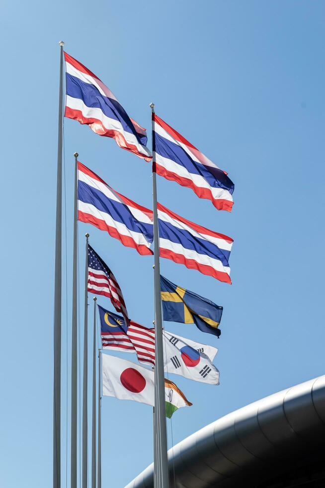 Indien Süd Korea Japan Malaysia Schweden Amerika und Thailand Flagge Pole foto