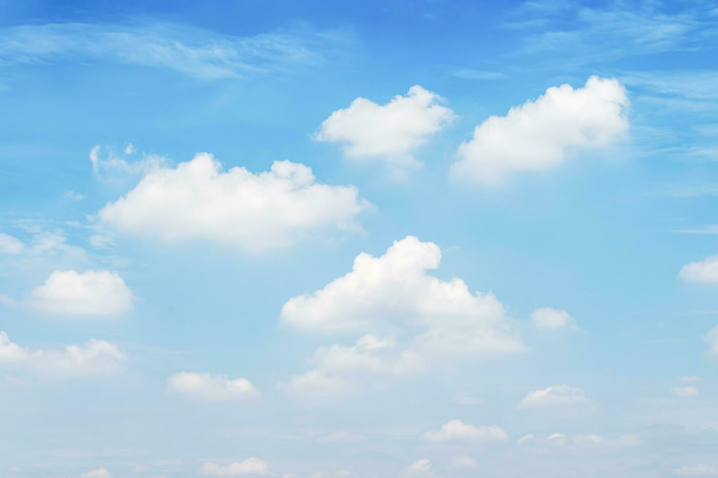 blauer Himmel mit Wolkenhintergrund foto