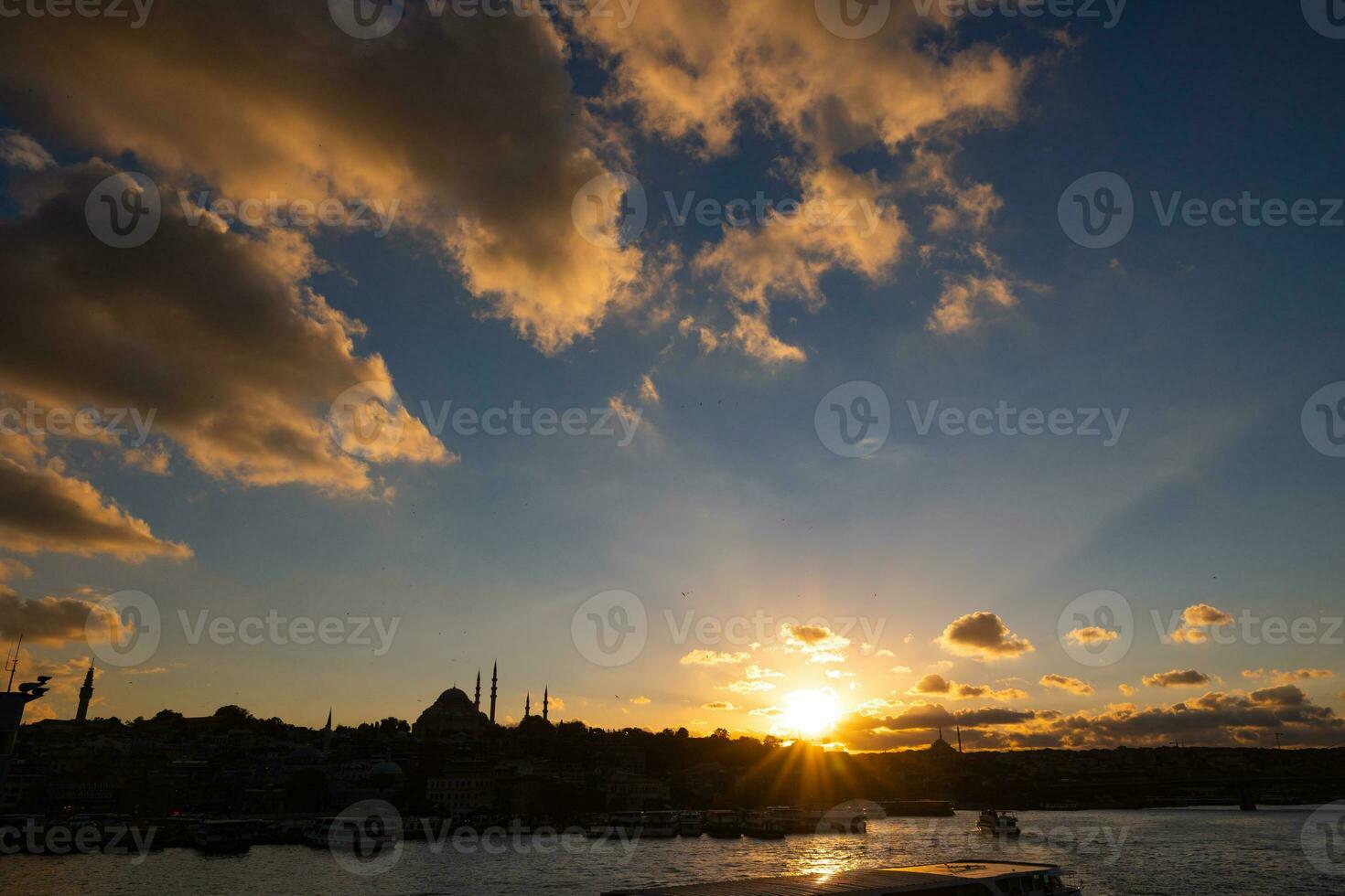 Silhouette von Istanbul beim Sonnenuntergang. Reise zu Istanbul Hintergrund Foto