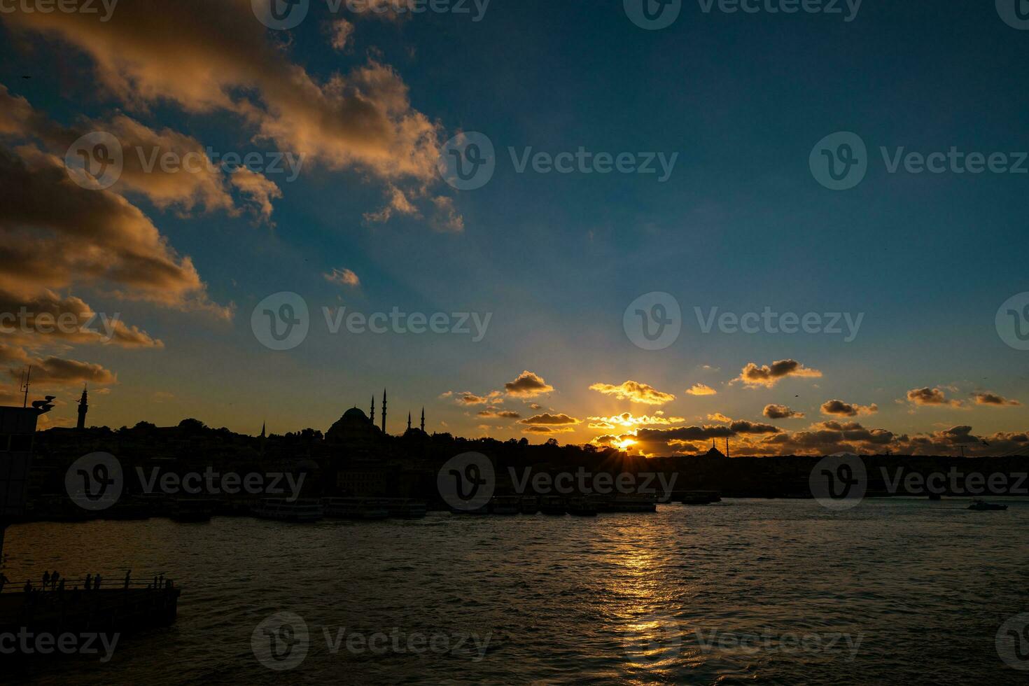 Silhouette von Istanbul beim Sonnenuntergang mit dramatisch Wolken und Sonnenstrahlen foto