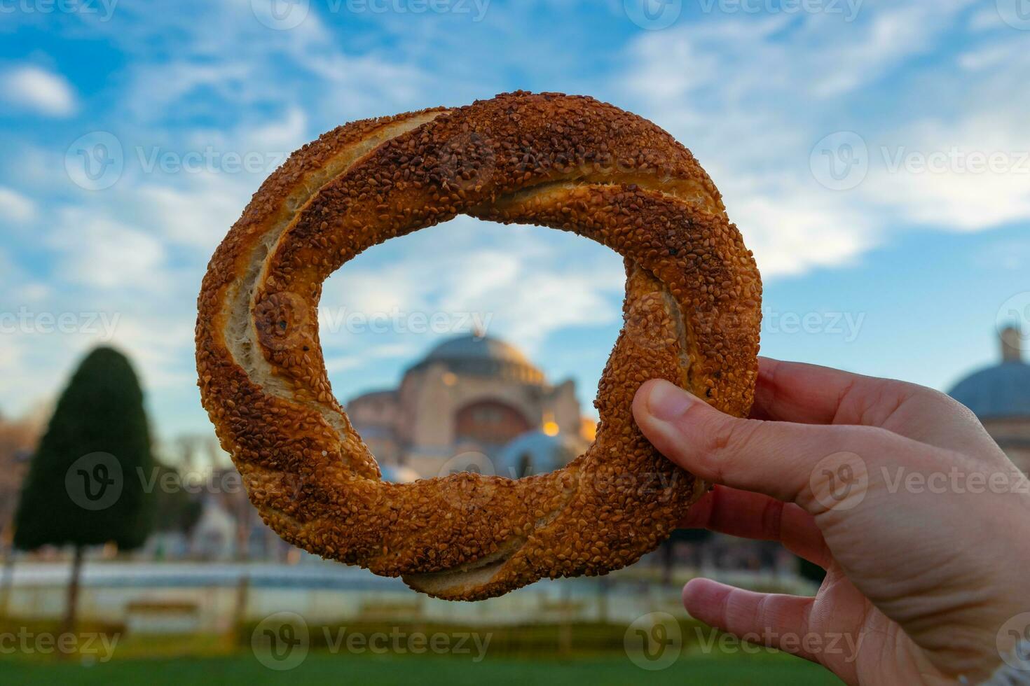 Reise zu Istanbul Konzept Foto. simit oder Türkisch Bagel und Hagia Sophia foto