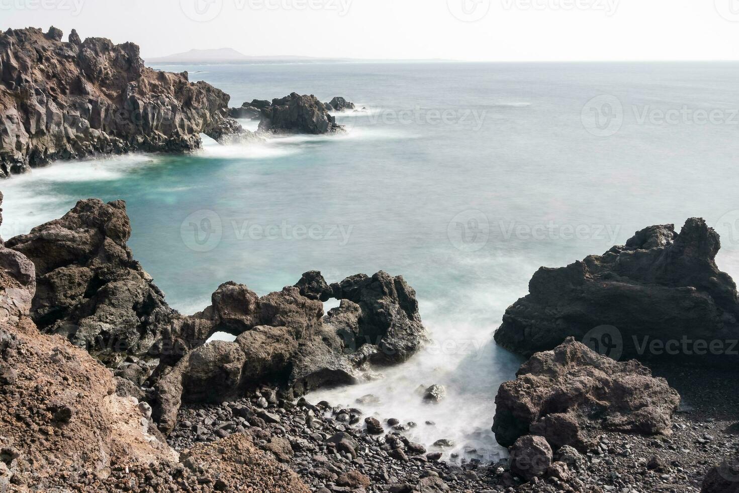 Lanzarote Küste während ein wolkig Tag foto