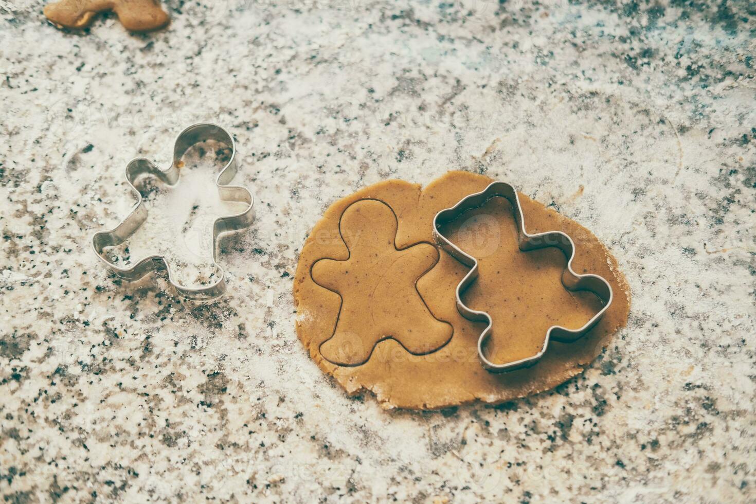 Herstellung traditionell Weihnachten Kekse. dachte Lebkuchen Kekse Küche Tabelle mit Urlaub Beleuchtung foto