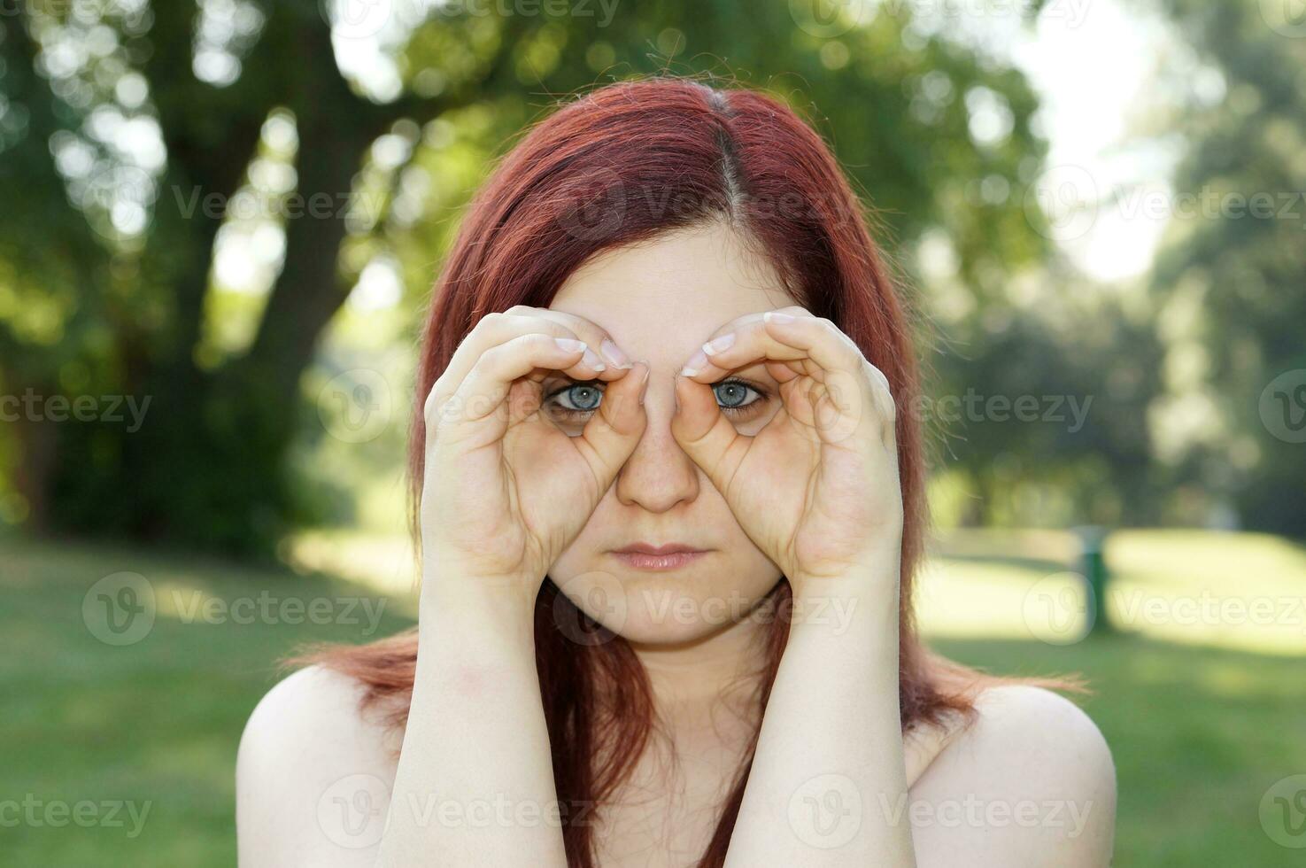 Hände imitieren Fernglas foto