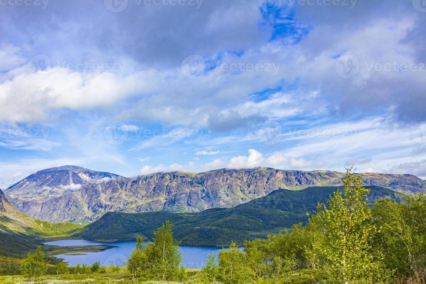 unglaubliche norwegische landschaft bunte berge see wälder jotunheimen norwegen foto