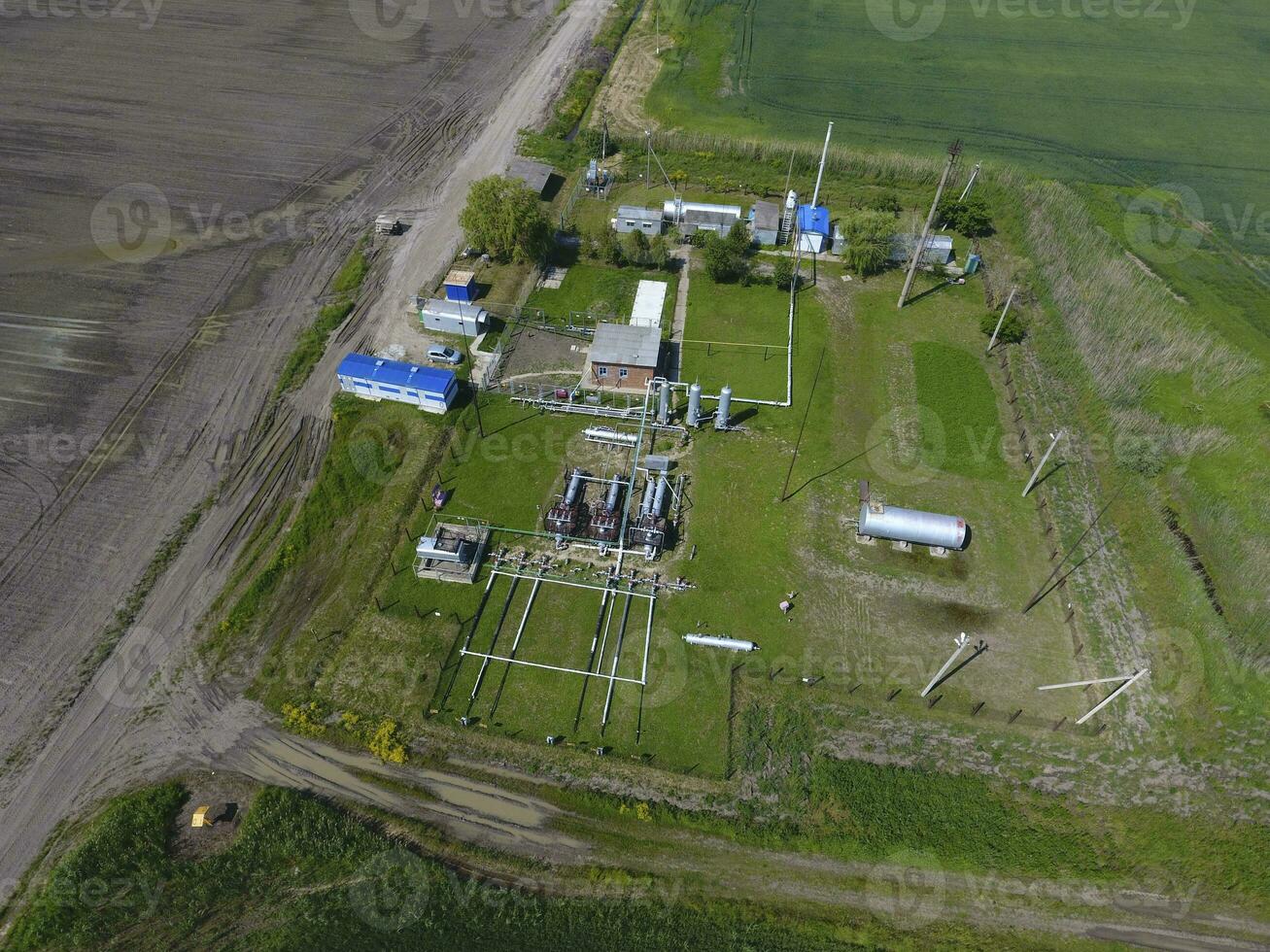 Ausrüstung zum das Trocknen Gas und Kondensat Sammlung. oben Sicht. oben Aussicht von das Ausrüstung zum Öl Trennung. Ausrüstung zum das Trocknen Gas und Kondensat Sammlung. Ölfeld Ausrüstung. foto