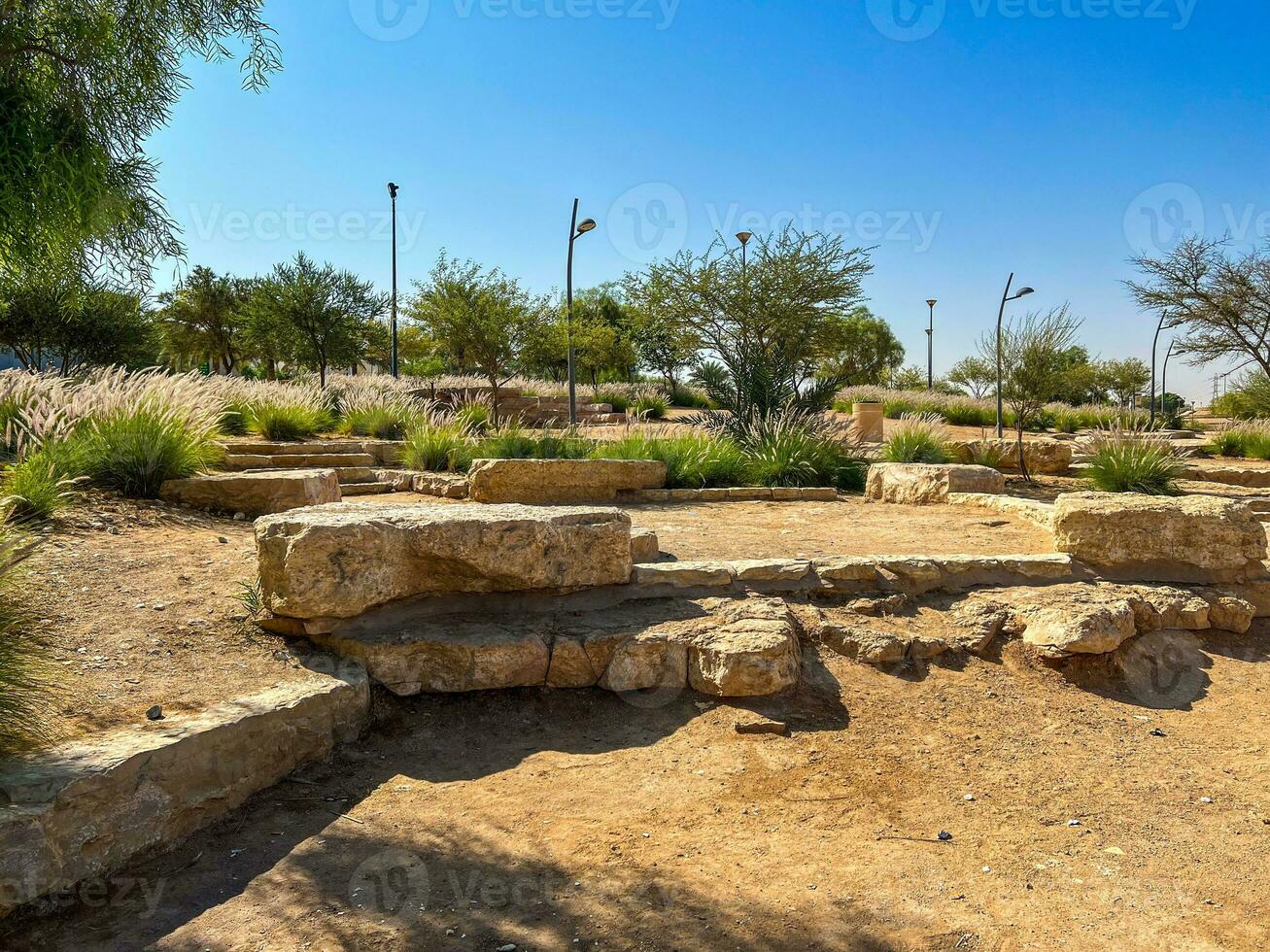 Öffentlichkeit Grill Platz im ein Wadi namar Park Riad . das Stein Block erlaubt Menschen zu Grill Essen draußen. Feuer Platz zum ein Grill Party. foto