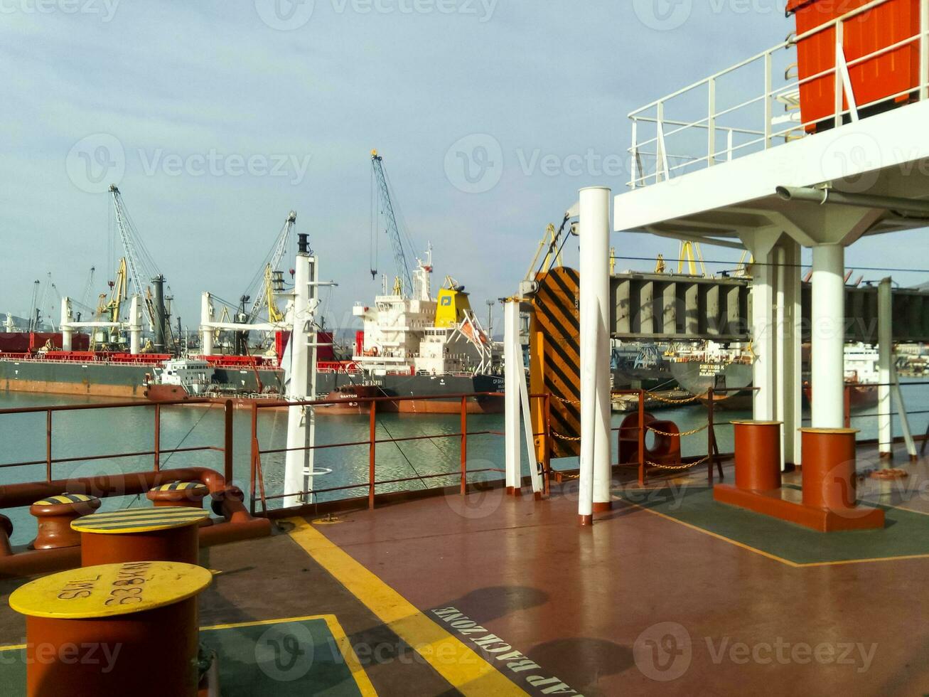 Aussicht von das Meer und Stadt Strand von das Hafen Kai. industriell po foto