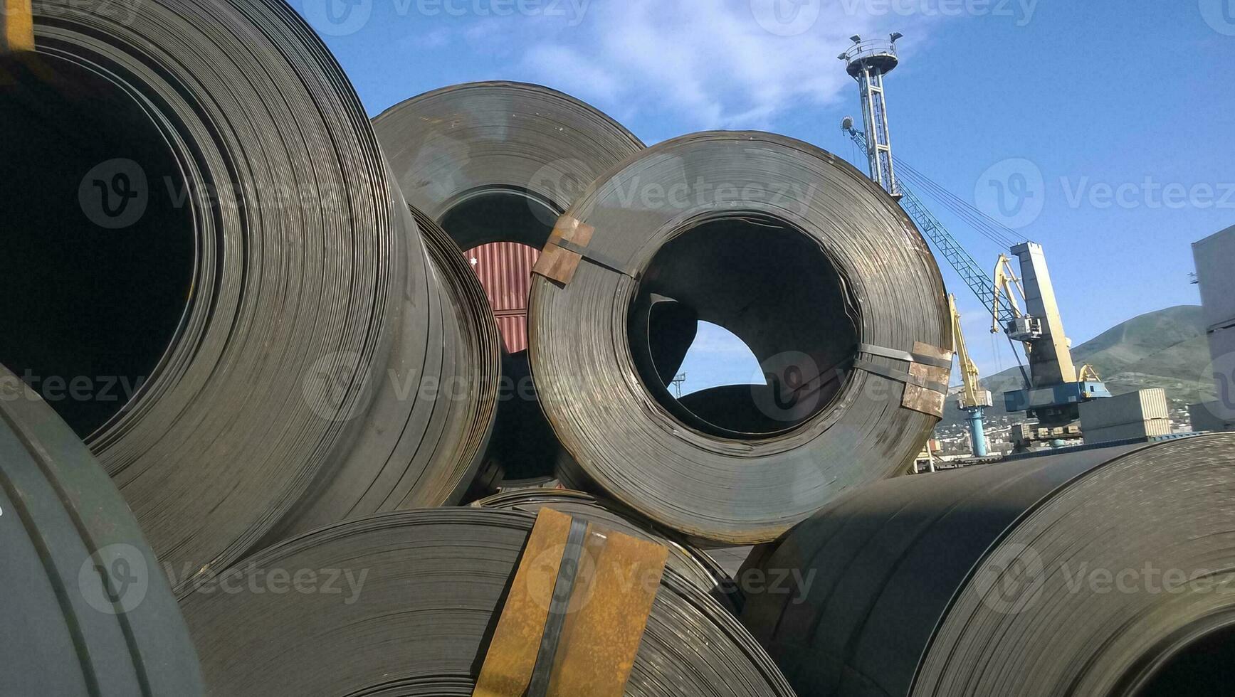 Stahl Blätter gerollt oben in Rollen. Export Stahl. Verpackung von Stahl zum Transport foto