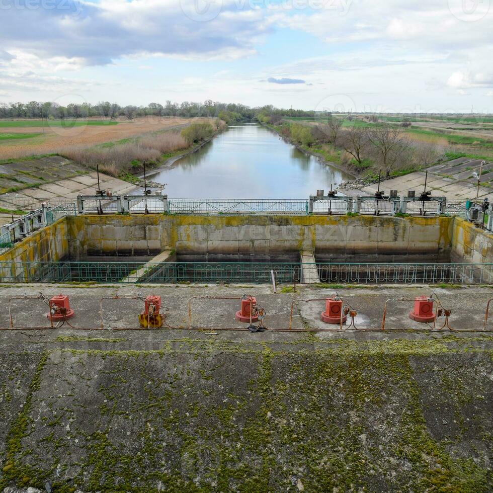 Ventile zum Öffnung Rohre von ein Wasser Pumpen Bahnhof. Tor op foto