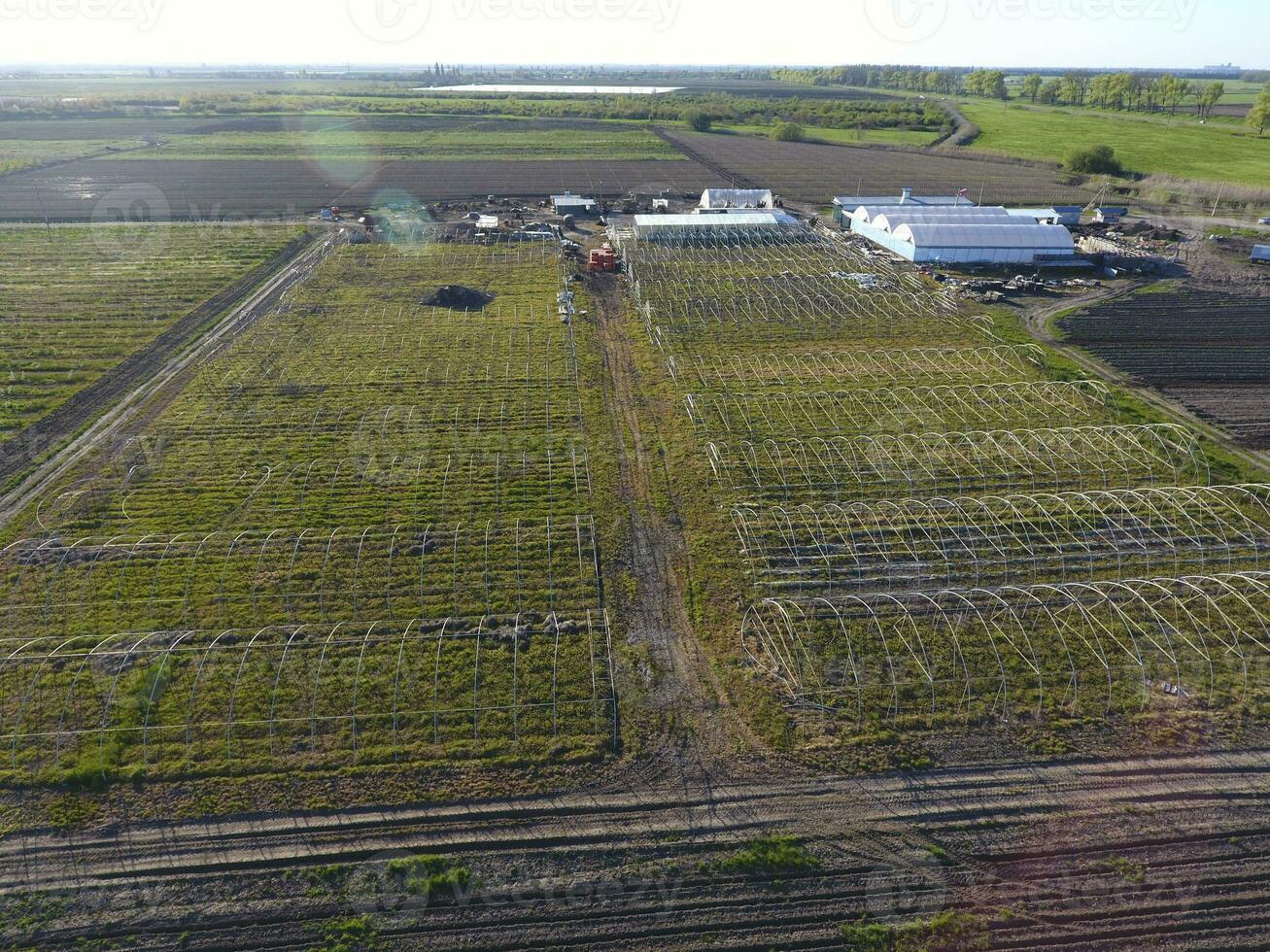 Frameworks von Gewächshäuser, oben Sicht. Konstruktion von Gewächshäuser im das Feld. Landwirtschaft, Agrotechnik von geschlossen Boden foto