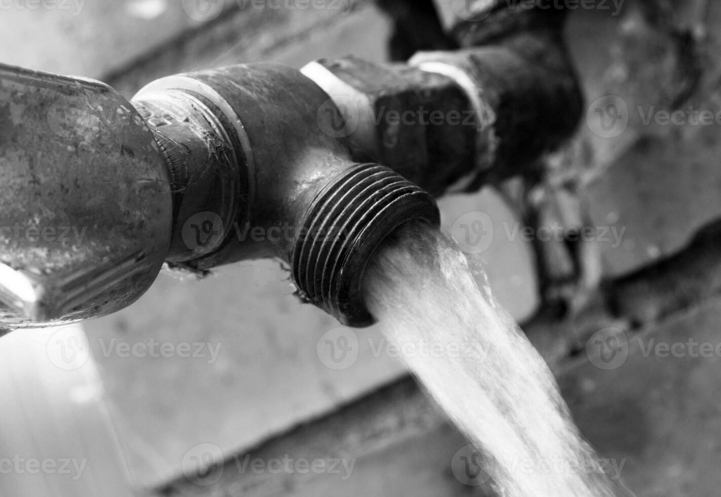 alt draussen Zapfhahn mit Laufen Wasser foto