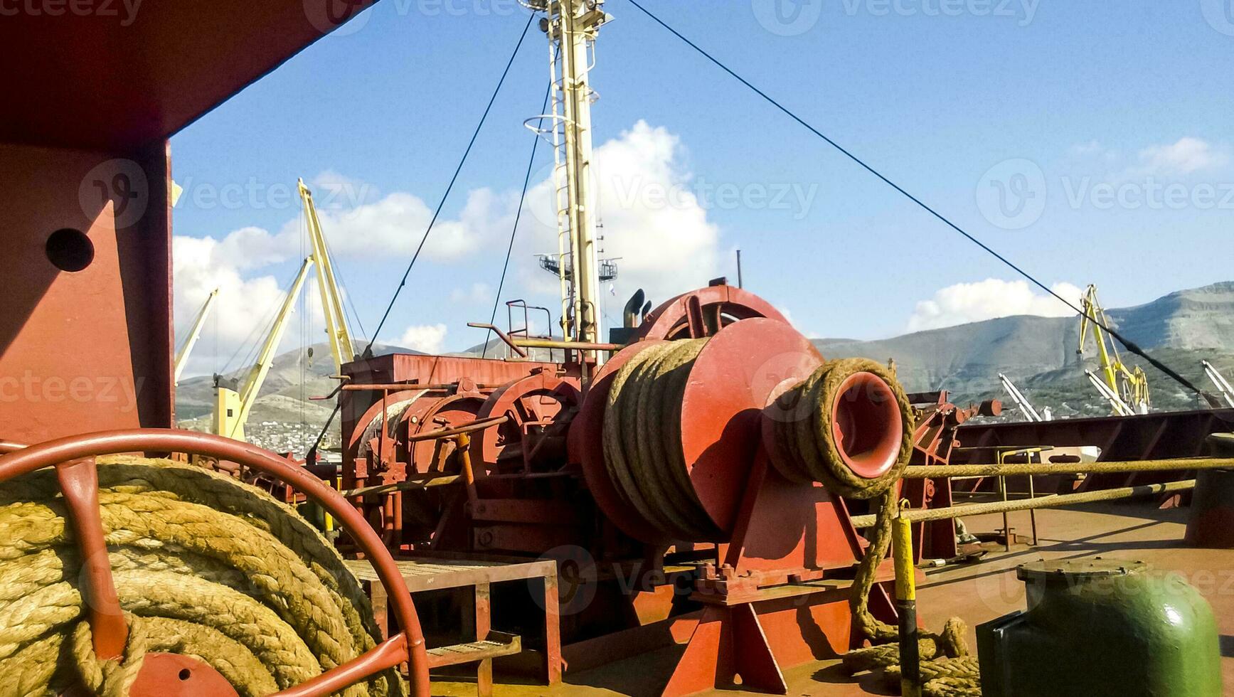 Mechanismen von Spannung Steuerung Seile. Winden. Ausrüstung auf das Deck von ein Ladung Schiff oder Hafen foto