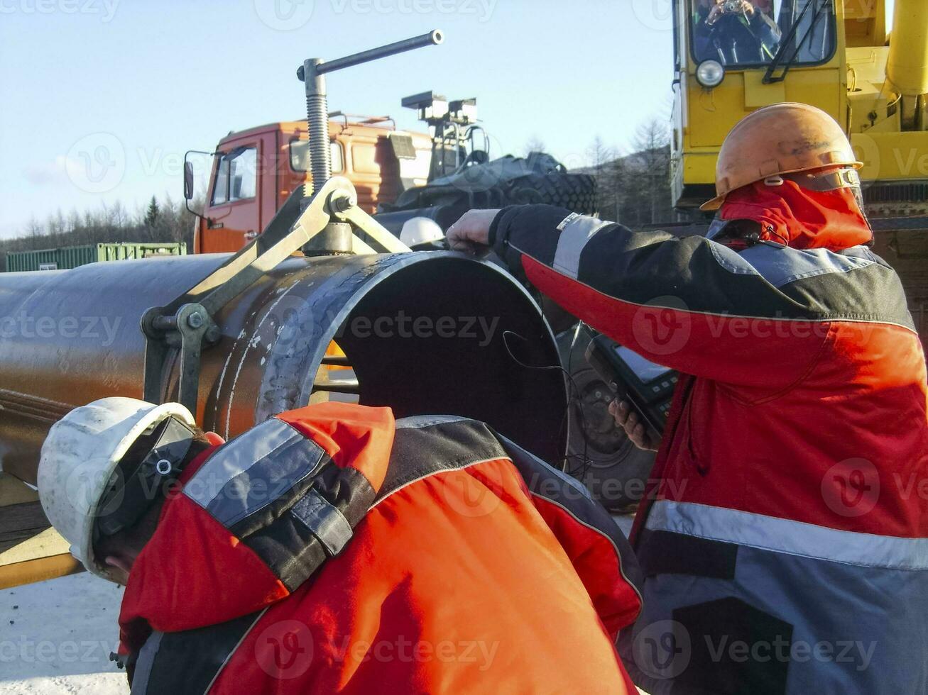 Sicherheit beim arbeiten. Schweißen und Installation von das Pipeline. indust foto