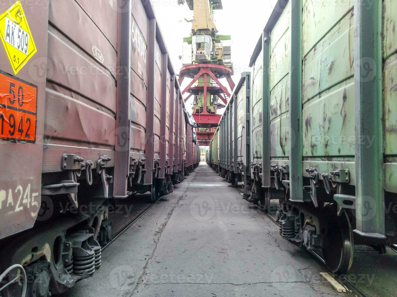 Passage zwischen Fracht Schiene Autos. Fracht Autos im das Hafen. foto