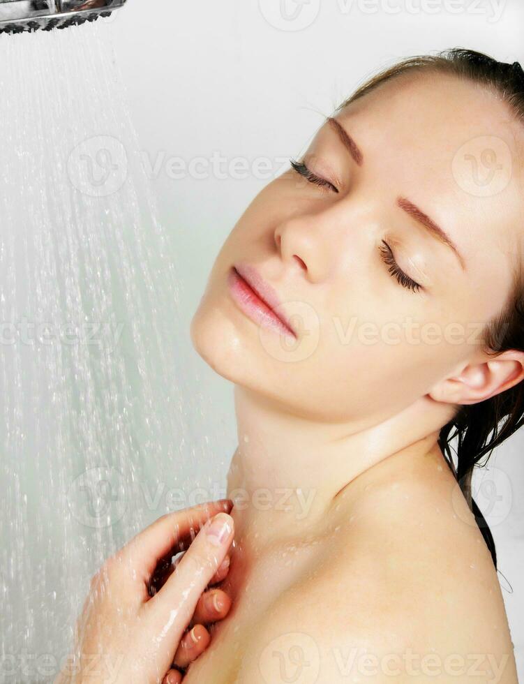 Frau unter der Dusche foto