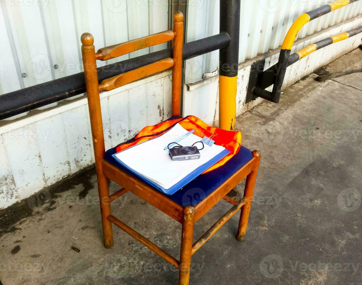 Stuhl mit Buchhaltung Unterlagen. Kamera zu Steuerung das Ankunft von Waren. foto