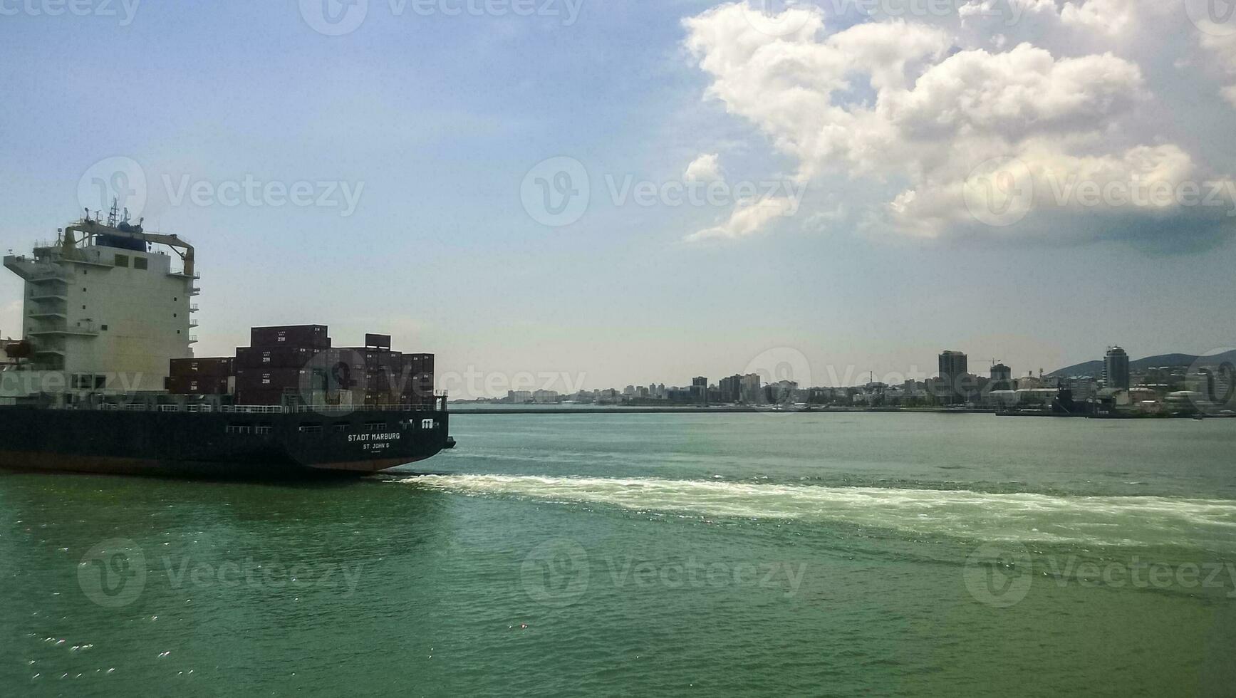 ein Bedienung klein Boot im das Hafen Hafen. tsemesskaya Bucht. industriell Hafen foto