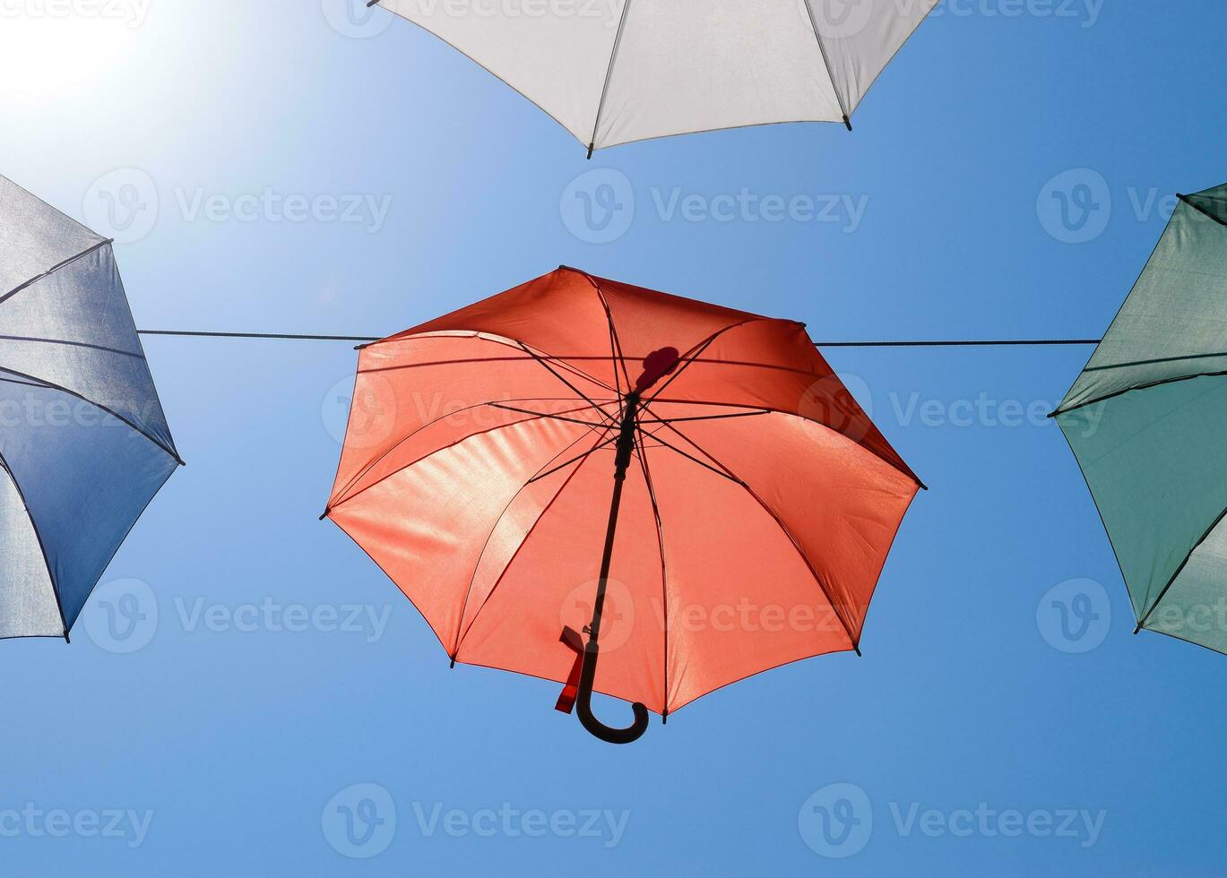 hängend Regenschirme gegen das Blau Himmel, gehen durch das Straßen von Kaleici, Antalya foto