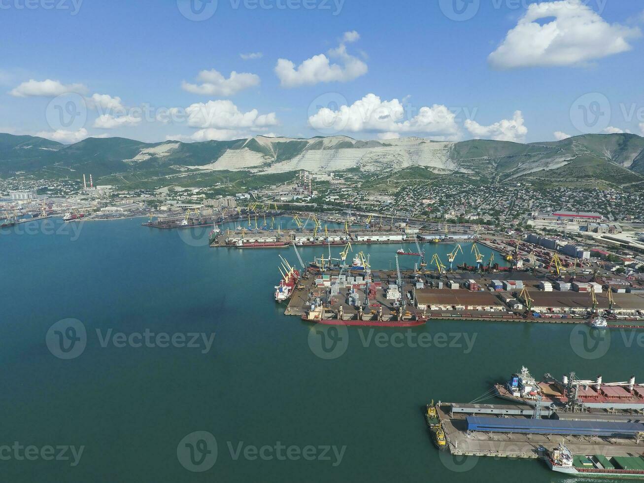 industriell Seehafen, oben Sicht. Hafen Kräne und Ladung Schiffe und ba foto