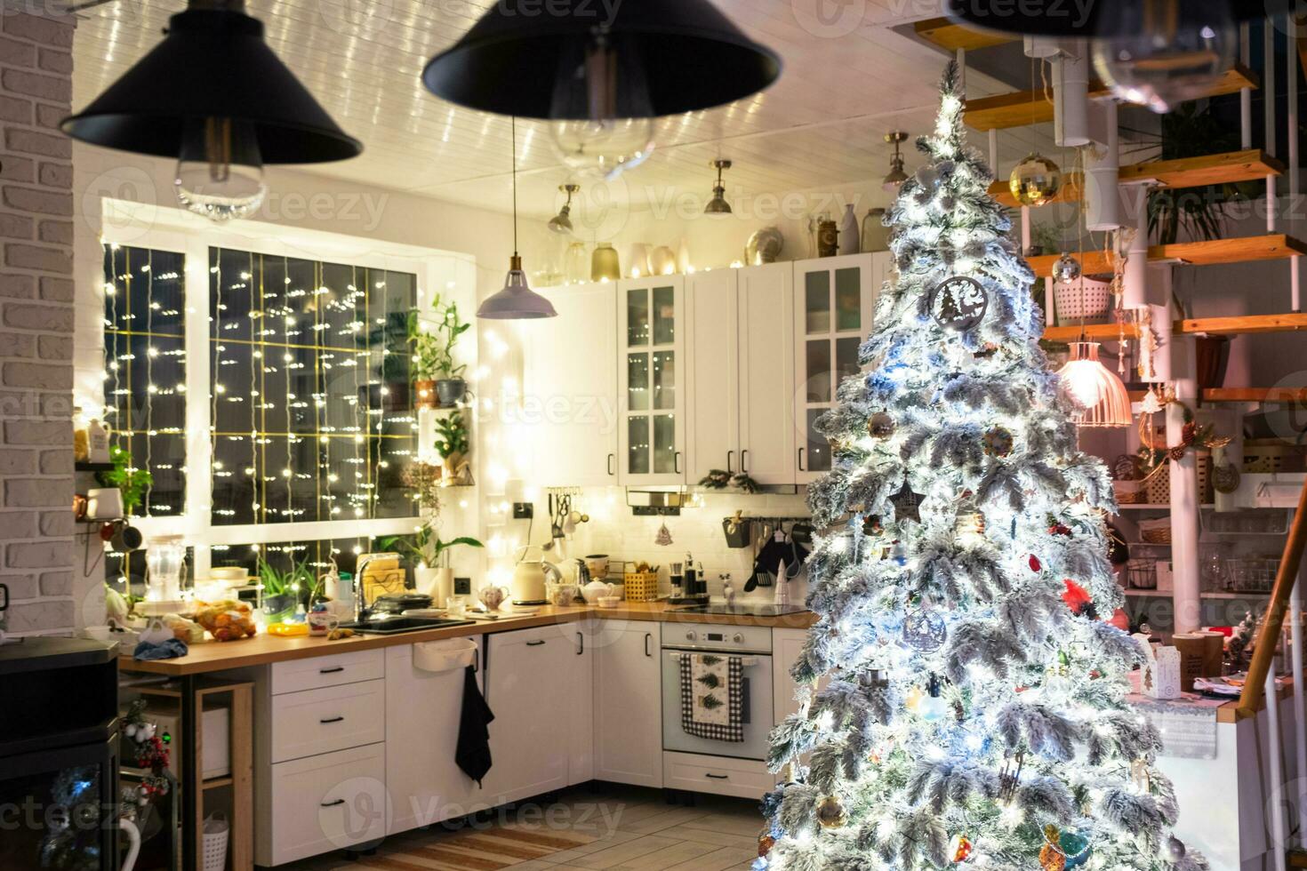 Weihnachten Dekor im Weiß Küche, festlich Durcheinander, Dorf Innere mit ein schneebedeckt Weihnachten Baum und Fee Beleuchtung. Neu Jahr, Weihnachten Stimmung, gemütlich heim. foto