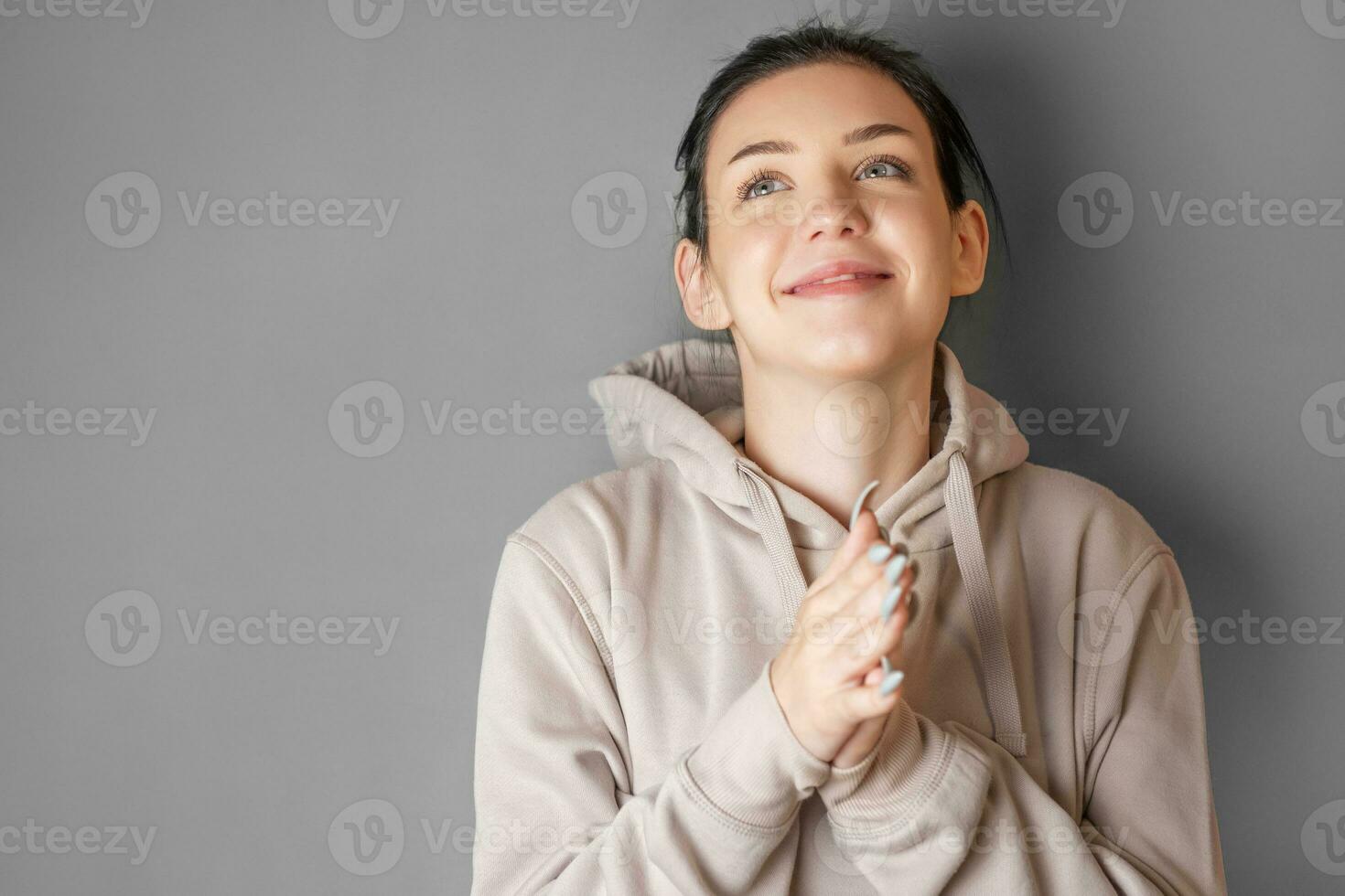 Porträt von ein jung ziemlich Mädchen im ein Kapuzenpullover foto