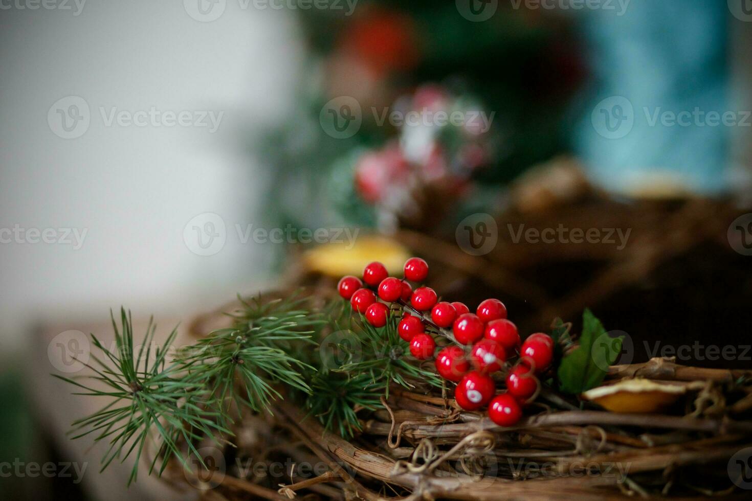 Weihnachten rustikal Korbweide Nest mit rot Beeren auf hölzern Hintergrund. foto