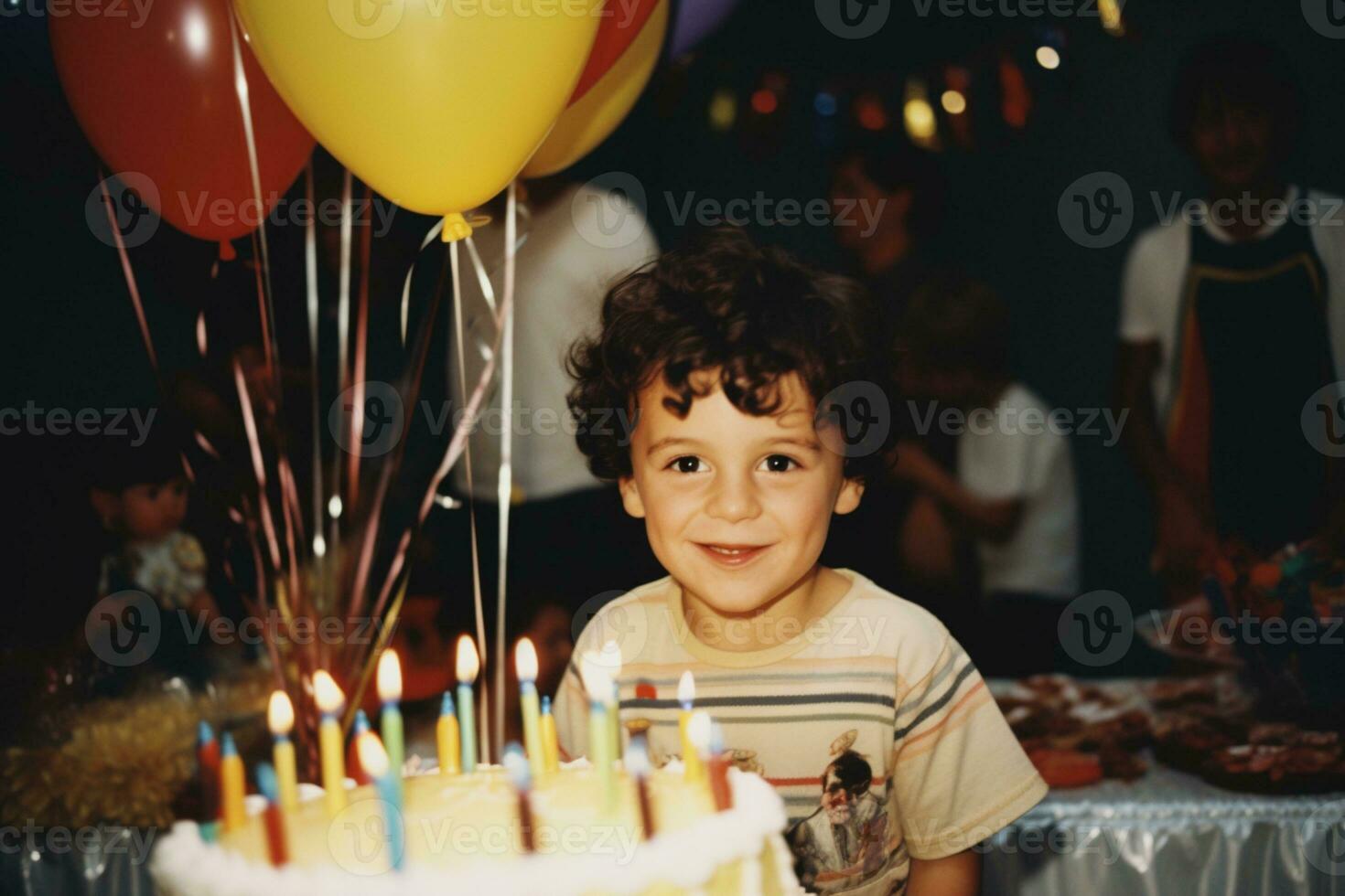 ai generiert Foto von ein jung schwarzhaarig Junge beim ein Geburtstag Party