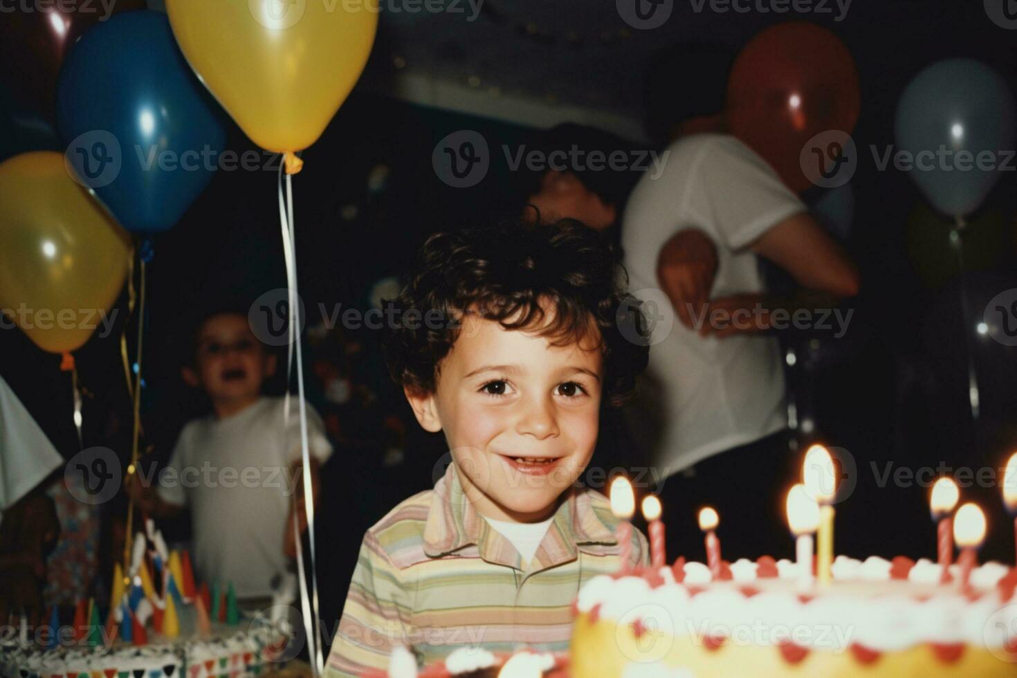 ai generiert Foto von ein jung schwarzhaarig Junge beim ein Geburtstag Party