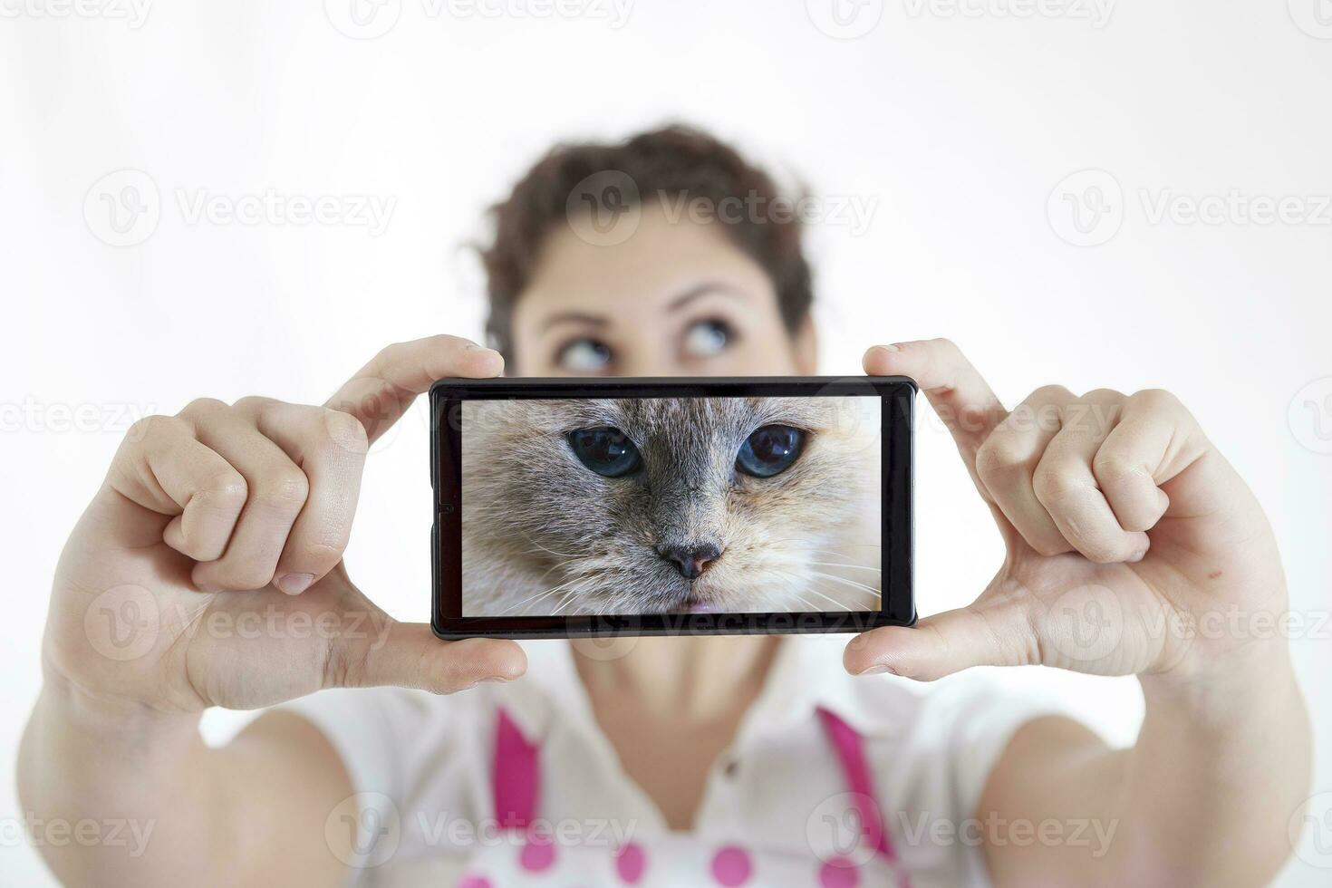 schön jung Frau nimmt ein Selfie und werden ein Katze foto