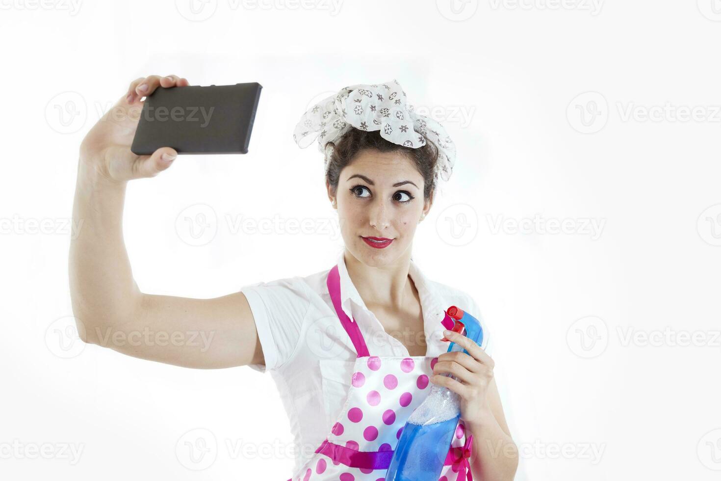 ziemlich Hausfrau nehmen Selfie im ein brechen foto