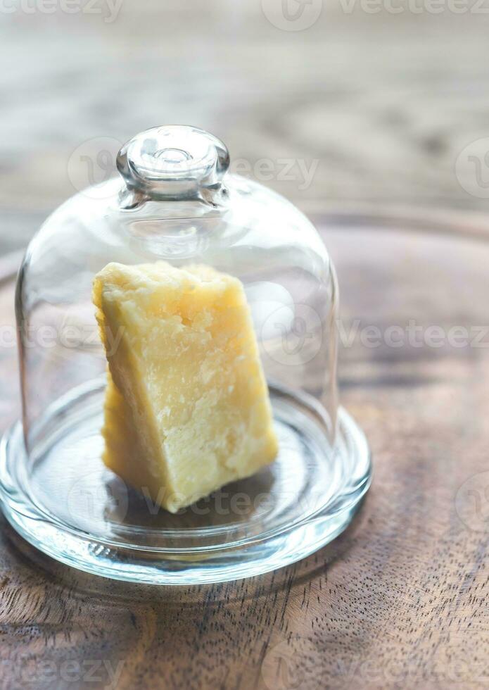 Stück von Parmesan Käse unter das Glas Kuppel foto