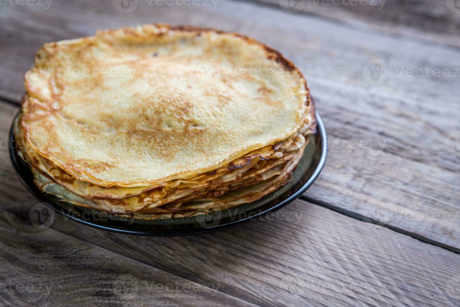 Stapel von Crepes auf das hölzern Tabelle foto