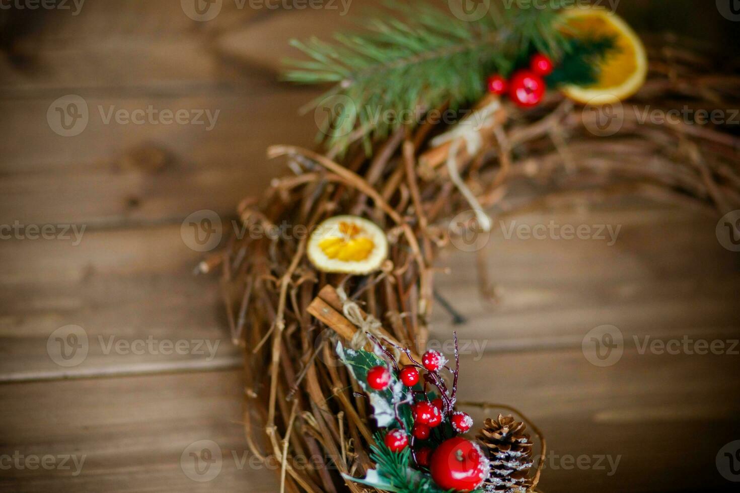 Weihnachten Dekoration mit Kiefer Zapfen, Tanne Geäst, rot Beeren und Orangen foto