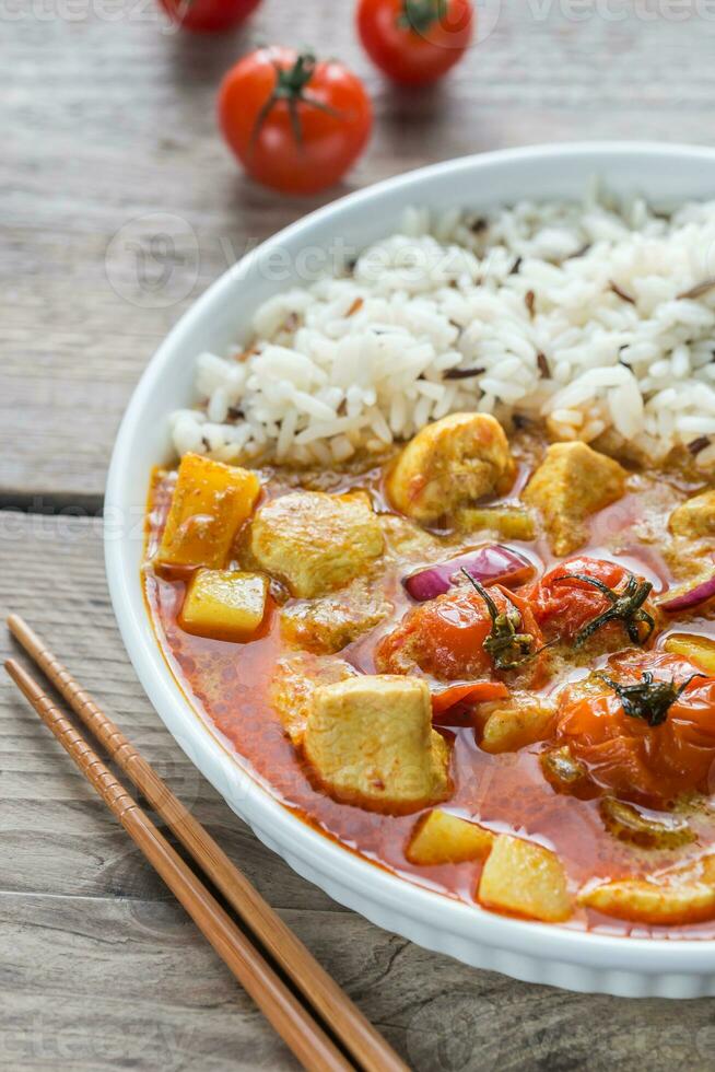 thailändisch Gelb Curry mit Hähnchen und Reis foto