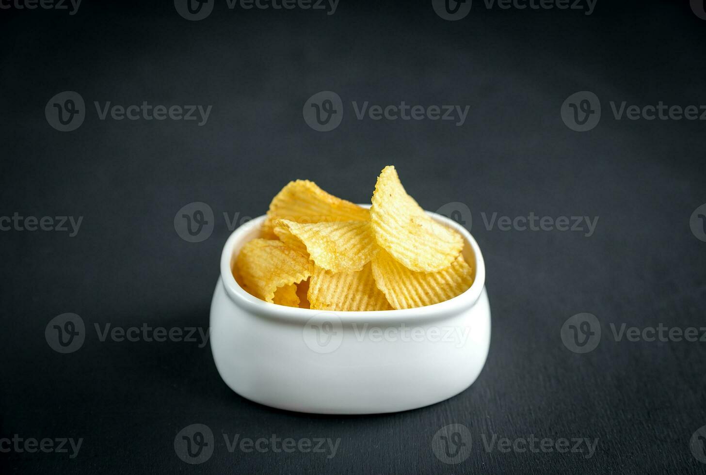 Kartoffelchips in der Glasschüssel foto