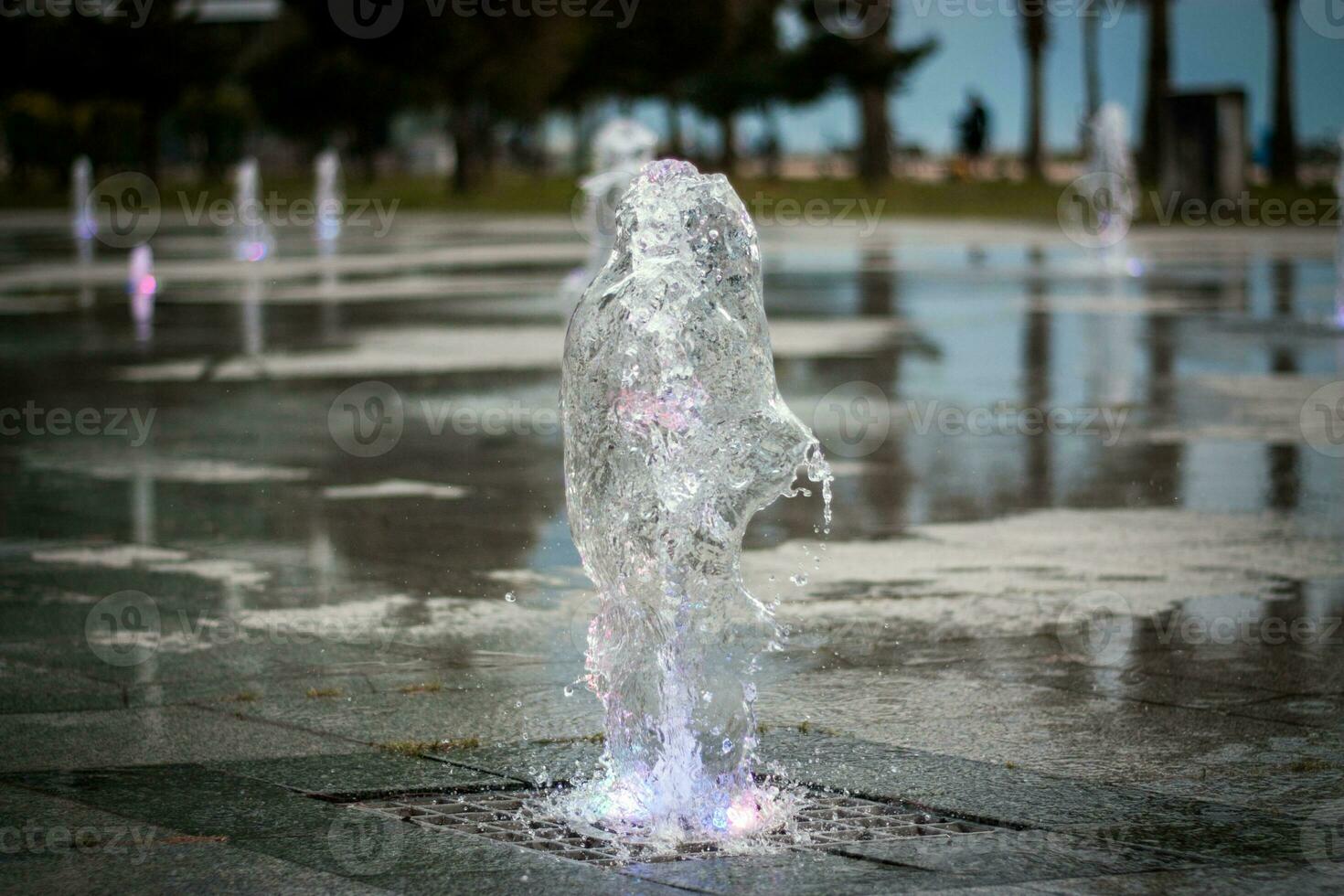 schön Brunnen im das Park von Batumi Stadt. Georgia foto