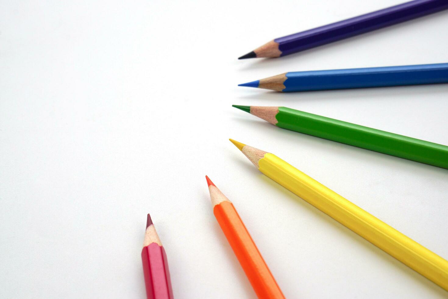 Draufsicht auf Buntstifte oder Pastell auf weißem Hintergrund. Lern-, Lern- und Präsentationskonzept. foto