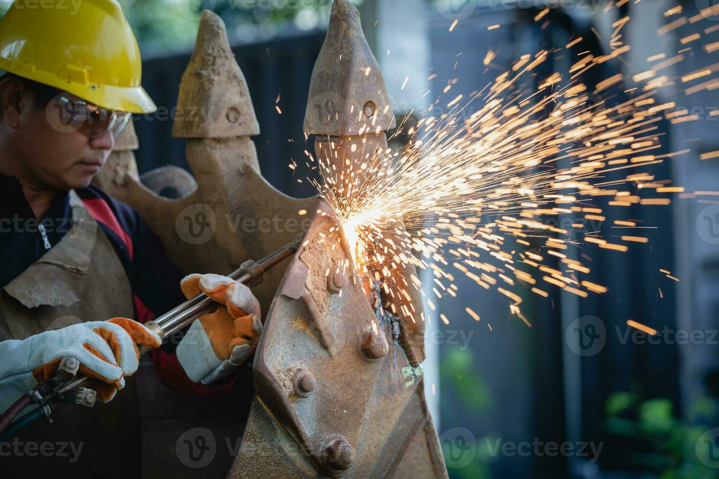 Schneiden Stahl mit Gas, Gas Schweißen und Autogen Schneiden sind Prozesse Das verwenden Treibstoff Gase und Sauerstoff zu Schweißen und Schnitt Metalle, bzw. foto