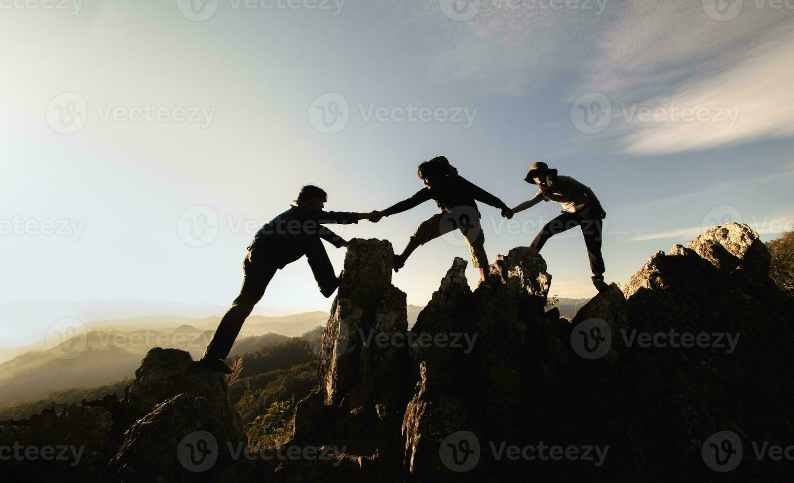 Silhouette männlich und weiblich Wanderer Klettern oben Berg Cliff. hilft und Mannschaft Arbeit Konzept. unabhängig Wandern reisen, Erfolg. foto