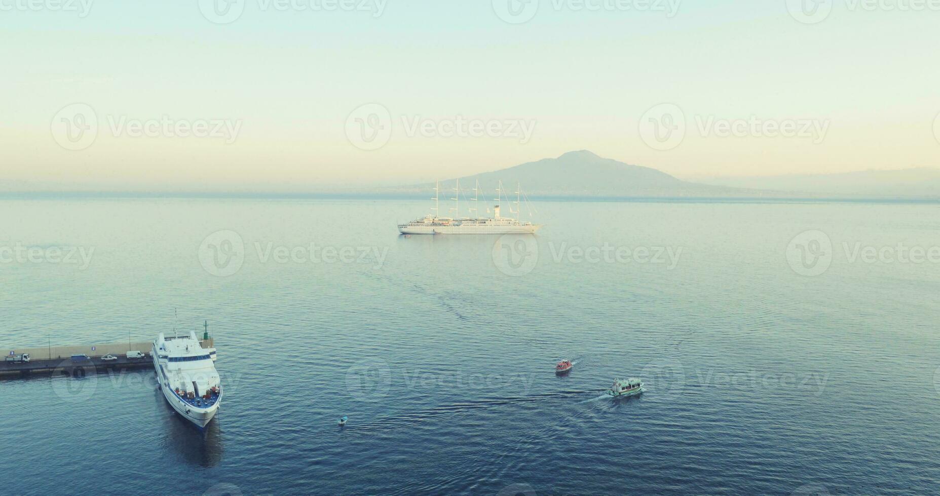 Kreuzfahrt Schiffe im das Meer foto