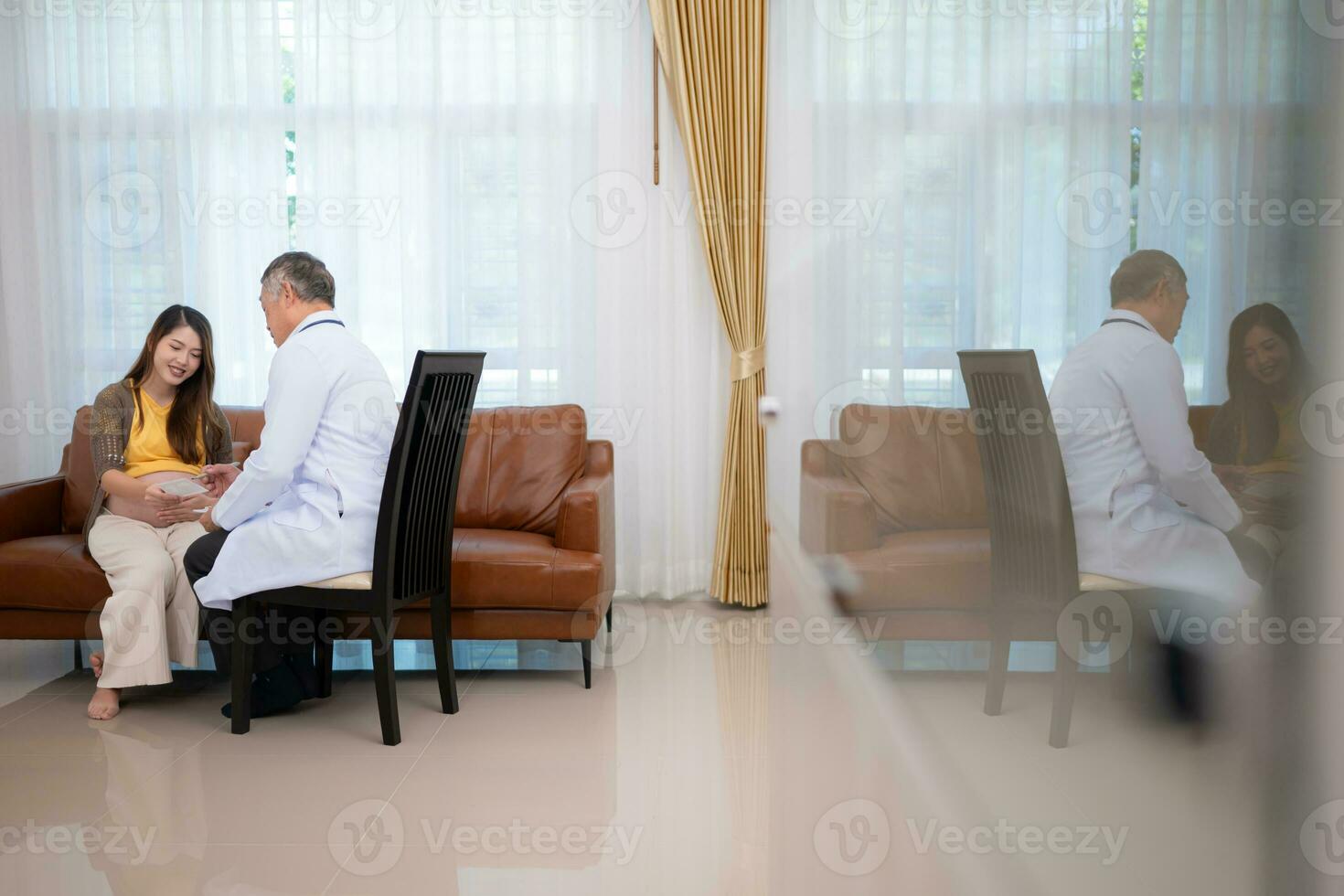 asiatisch schwanger Frau Besuch Gynäkologe Arzt beim medizinisch Klinik zum Schwangerschaft Berater. Arzt untersuchen schwanger Bauch zum Baby und Mutter Gesundheitswesen prüfen hoch. foto