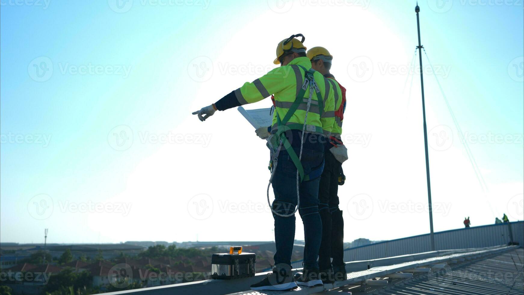 beide von Techniker Arbeiten auf ein Photovoltaik Solar- Paneele foto