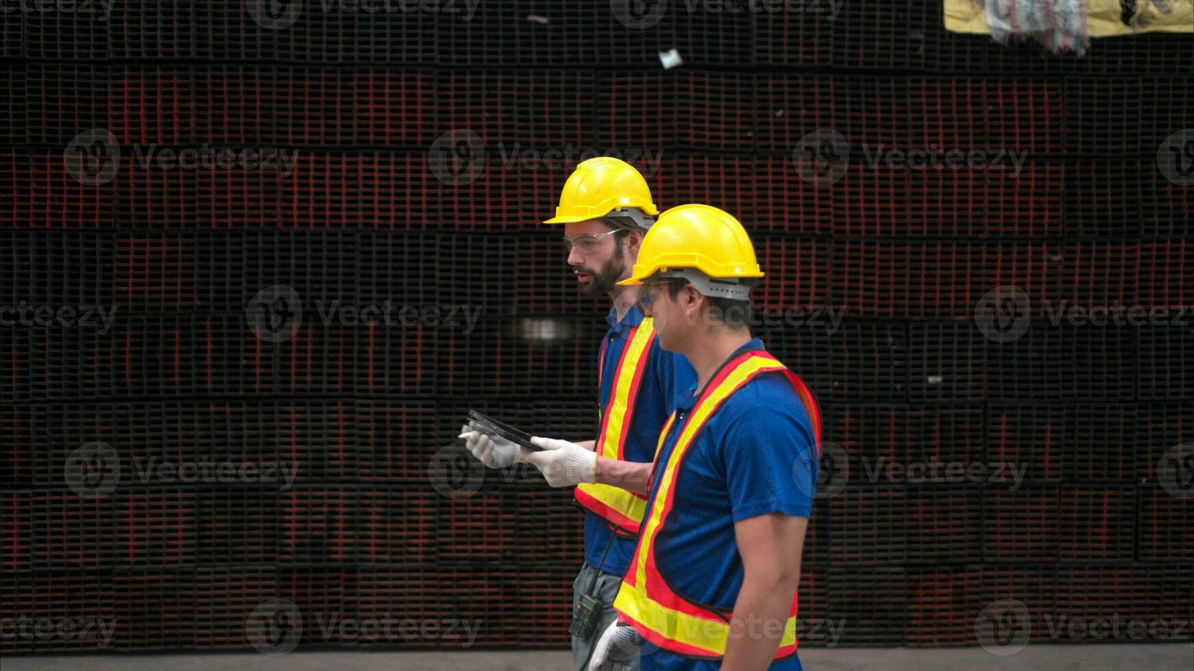 Warenhaus Arbeitskräfte im schwer Hüte und Helme, prüfen und Anzahl Stahl im das Lagerhaus. foto