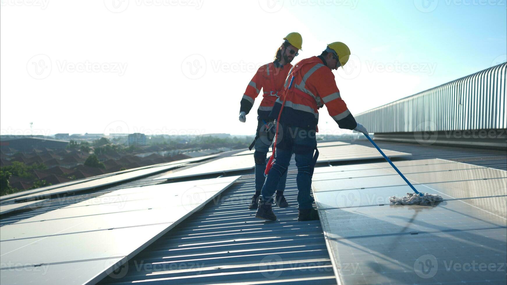 Ingenieur und Techniker Arbeiten auf das Solar- Panel auf das Warenhaus Dach zu prüfen das Solar- Paneele Das haben gewesen im Betrieb zum etwas Zeit. foto