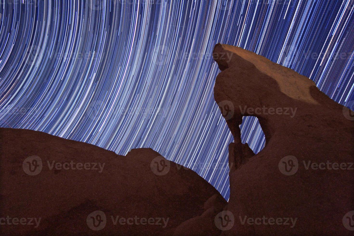 Langzeitbelichtung über den Felsen des Joshua Tree Parks foto