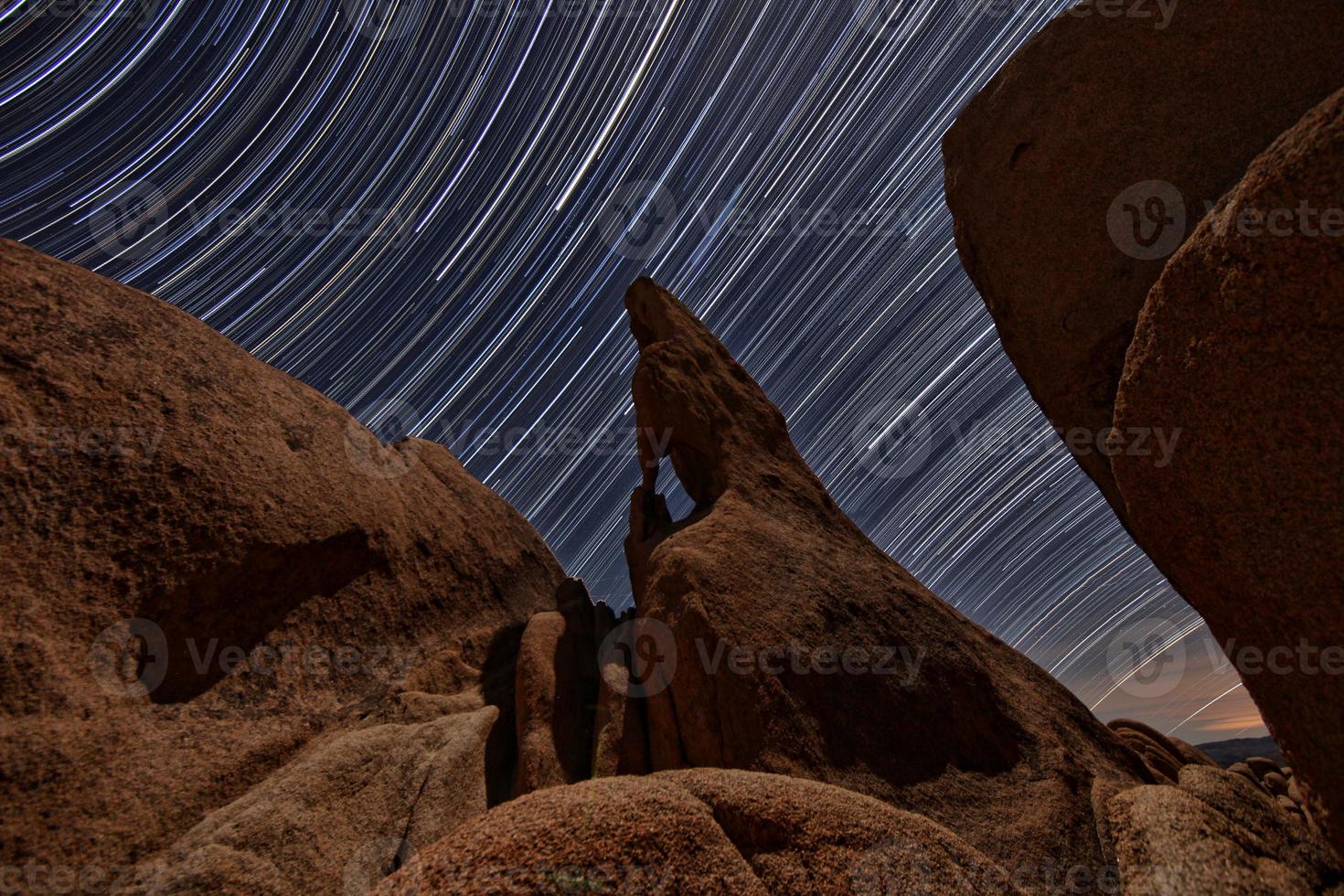 Night Star Trail Streaks über die Felsen des Joshua Tree Parks foto