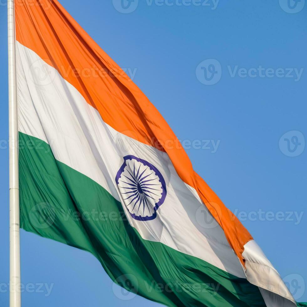 Indien-Flagge, die hoch am Connaught-Platz mit Stolz auf den blauen Himmel fliegt, Indien-Flagge flattert, indische Flagge am Unabhängigkeitstag und Tag der Republik Indien, Schuss nach oben geneigt, indische Flagge schwenkend, Har Ghar Tiranga foto