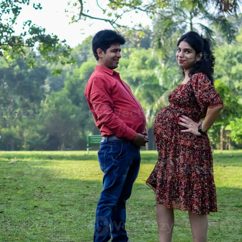 indisch Paar posieren zum Mutterschaft schießen Pose zum Begrüßung Neu geboren Baby im lodhi Straße im Delhi Indien, Mutterschaft Foto schießen erledigt durch Eltern zum Begrüßung ihr Kind, Vor Baby Foto schießen